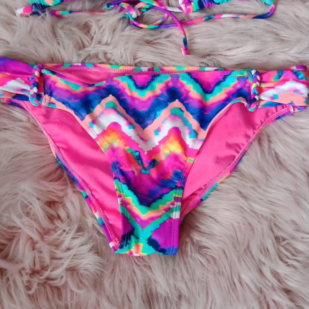 Bikini - Picture 3 of 9